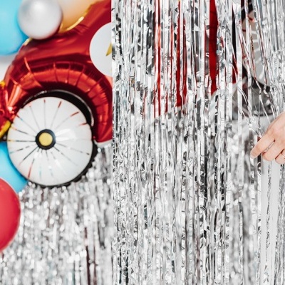 Decoração com balões coloridos e cortinas prateadas brilhantes