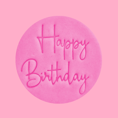 Círculo rosa com texto Happy Birthday gravado em rosa escuro sobre fundo rosa claro