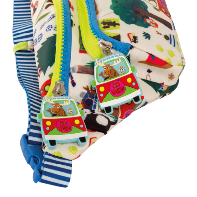 Mochila colorida com fechos azuis e puxadores com carrinhas e texto GO WILD