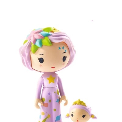Figura de brinquedo com duas personagens, cabelo lilás e rosa, fato decorado com estrelas e planetas, e personagem menor com cabelo amarelo.