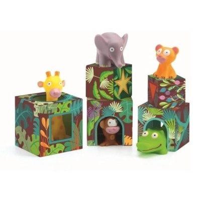 Brinquedos animais coloridos e cubos com padrão de folhagem para empilhar.