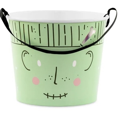 Balde de metal verde com rosto desenhado e alça preta