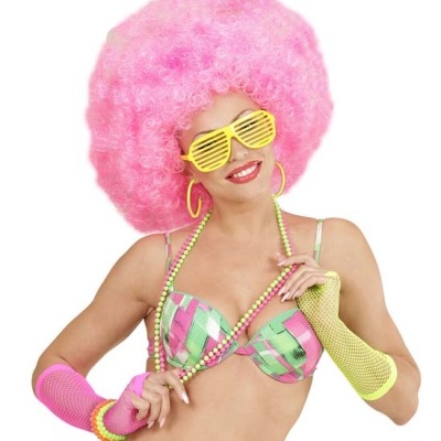 Mulher com peruca rosa volumosa, biquíni colorido, óculos amarelos e luvas de malha rosa e amarela