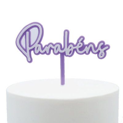 Topo de bolo acrílico lilás com a palavra Parabéns em bolo branco