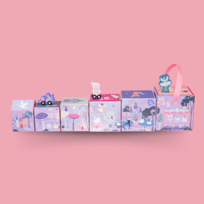 Caixas coloridas com ilustrações infantis e carrinhos de brinquedo