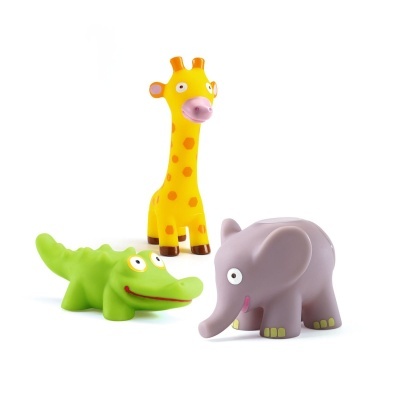 Brinquedos em vinil de girafa, crocodilo e elefante coloridos num fundo branco