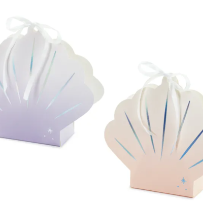 Caixas decorativas em forma de concha com laços brancos.