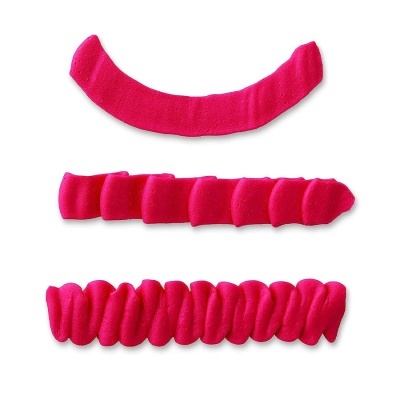 Três acessórios de cabelo cor-de-rosa em tecido