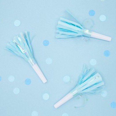 Três cornetas de festa azuis com franjas sobre fundo azul com confetes azuis