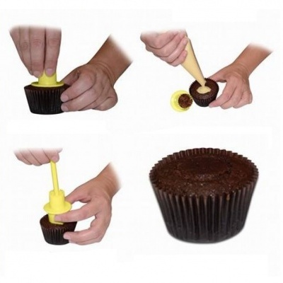 Ferramenta amarela a ser usada para retirar e encher o interior de um cupcake de chocolate.
