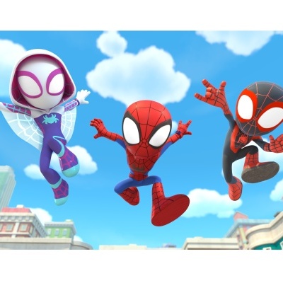 Três personagens animados do Homem-Aranha a saltar no ar com céu e edifícios ao fundo