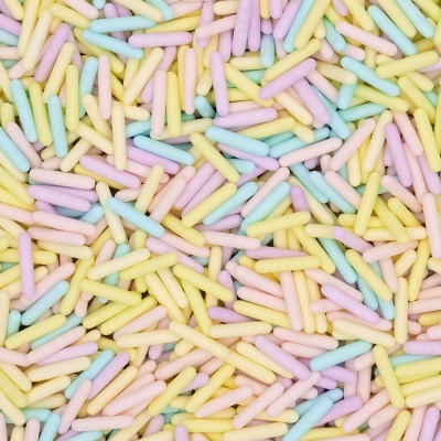 Confetes de açúcar coloridos em tons pastel