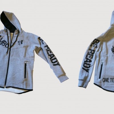 Casaco cinza com capuz e texto preto