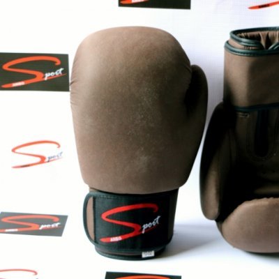 Luvas de boxe marrons com punhos pretos e texto S sport em fundo branco