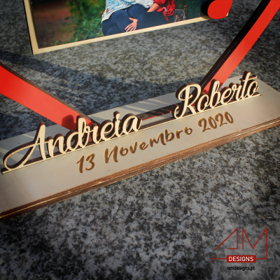 Porta-Fotografia em Madeira – Formato de Coração