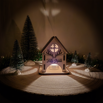 Porta-vela em Madeira em Formato de Casinha