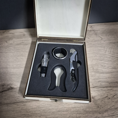 Brinde Empresarial – Kit de Vinho em Caixa de Madeira Personalizada