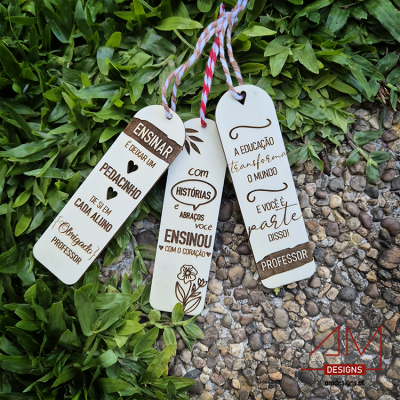 Marcador de Livro em Madeira – Lembrança Escolar para Professores e Educadores