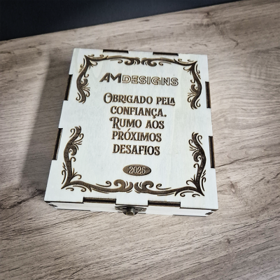Brinde Empresarial – Kit de Vinho em Caixa de Madeira Personalizada