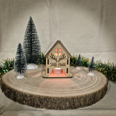 Porta-vela em Madeira em Formato de Casinha