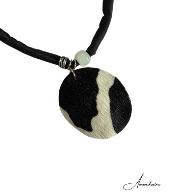 Colar Savanna -  Cowi white com pendente em pele