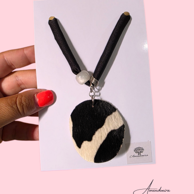 Colar Savanna -  Cowi white com pendente em pele