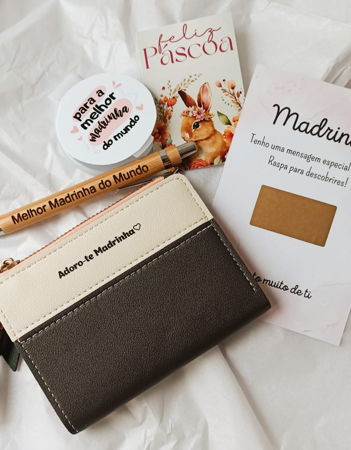 Conjunto de presentes para madrinha incluindo carteira bicolor, caneta, frasco e cartões com mensagens em português