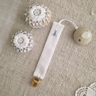 prende-chupeta coelhinhos