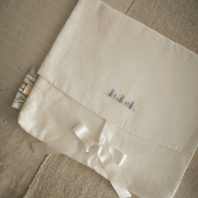 Saquinho roupa com coelhinhos