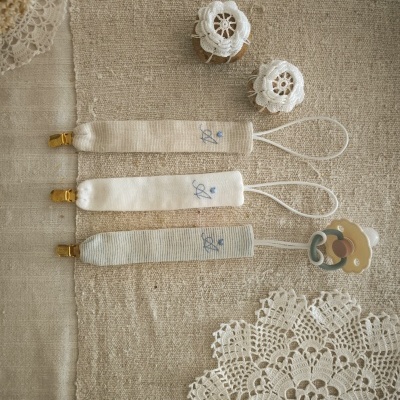 prende-chupeta em linho