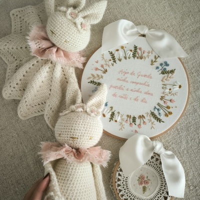 Lampantim com coroa de Flores e gola de linho