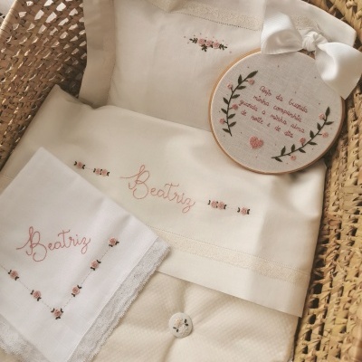 Colcha com detalhe de bordado