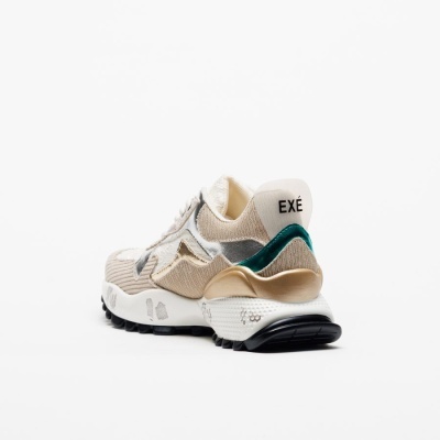 Tênis desportivo bege com detalhes prateados, dourados e verdes e logo EXÉ na parte de trás