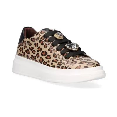 Sapatilha tipo ténis com padrão de leopardo, sola branca espessa e atacadores pretos com acessórios metálicos