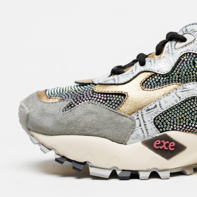 Ténis multicolor com pedras brilhantes e sola branca