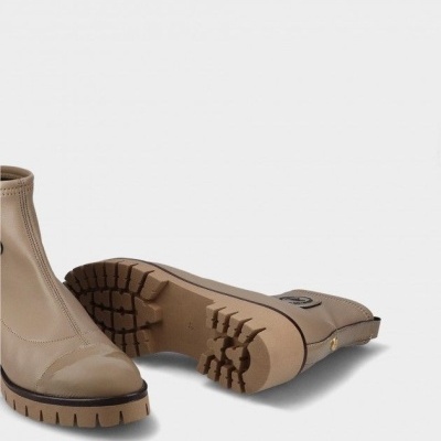 Botas bege de couro sintético com sola robusta