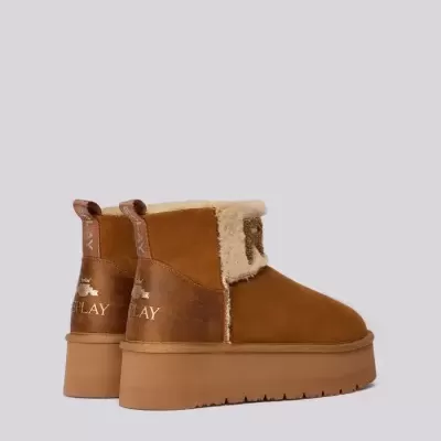 Botas tipo UGG castanhas com pelo aparente e sola espessa castanha