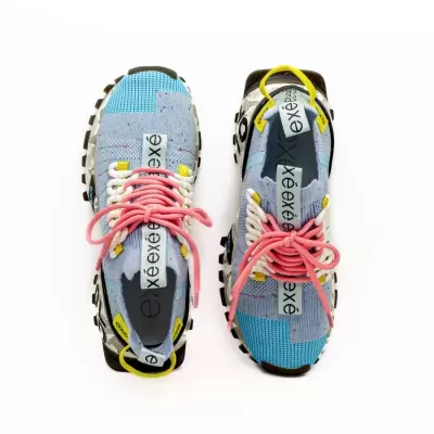 Ténis de corrida azuis e cinzentos com atacadores rosas e detalhes amarelos