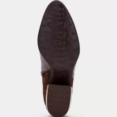 Imagem da sola de um sapato castanho com texto PAUL SMITH em relevo.