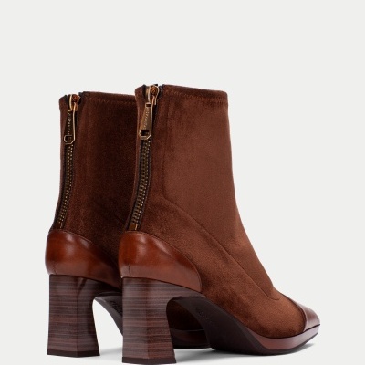 Botins castanhos de camurça e pele com salto alto, vistos de trás e lateral