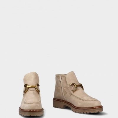 Botins masculinos bege em camurça com fivela dourada e fecho lateral