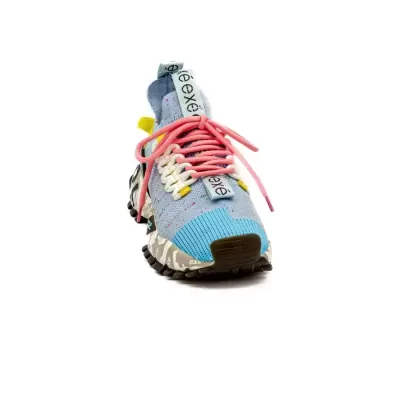 Ténis de desporto azul claro com atacadores cor-de-rosa e sola preta