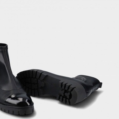 Botas pretas de cano médio com sola grossa e biqueira em verniz