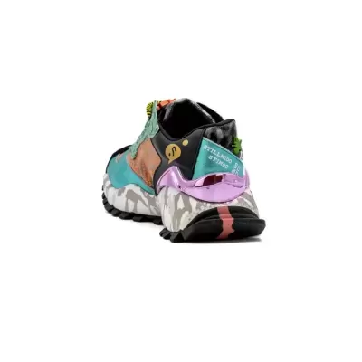 Ténis desportivo multicolor visto de trás