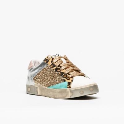 Ténis infantil colorido com padrão animal print e glitter dourado