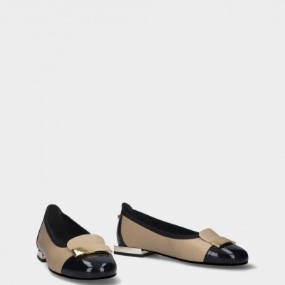 Sapatos ballerina bege com biqueira preta e detalhe dourado