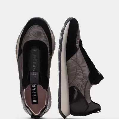 Sapatilhas slip-on cinza e preto da marca HISPANITAS