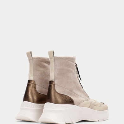 Botas desportivas bege com sola branca e detalhe metálico bronze