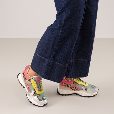 Ténis multicoloridos com padrão animal print e atacadores amarelos
