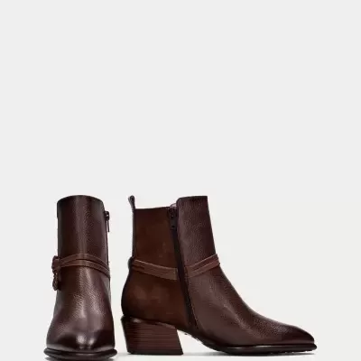 Botas ankle em pele castanha com fecho lateral e salto quadrado.